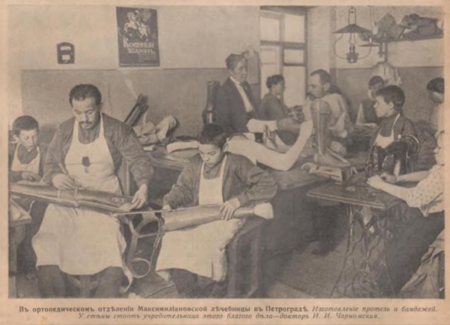 Dr Izabella Czarnomska i dzieci w sali warsztatowej. 