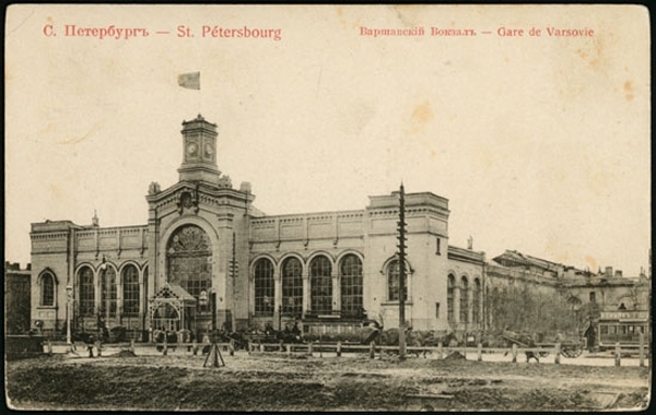 Dawna fotografia przedstawiająca budynek dawnej stacji kolejowej. 