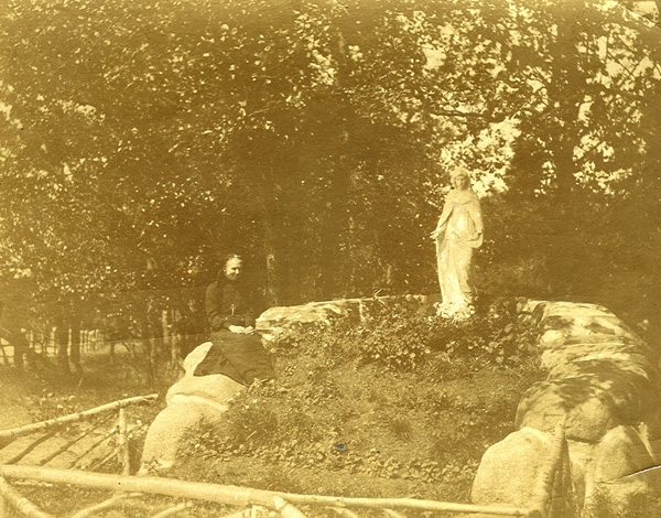 Urszula Ledóchowska stoi obol figury Matki Bożej Gwiazdy Morza. 