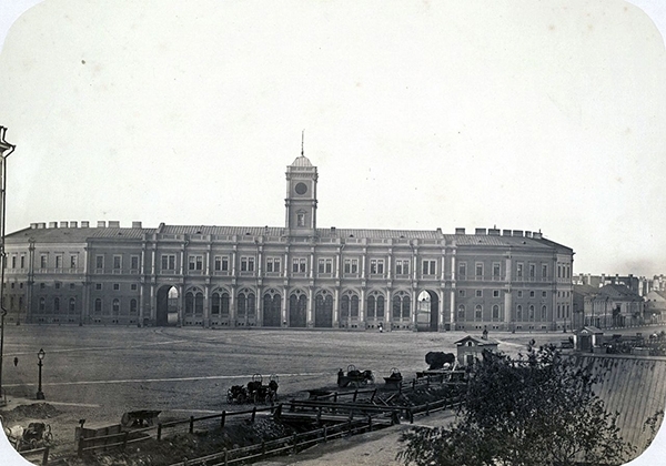 Czarno-biała fotografia. Dworzec Mikołajewski w Petersburgu. Przed nim duży plac. 