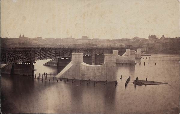 Fotografia czarno-biała, Wisła, most Kierbedzia. 