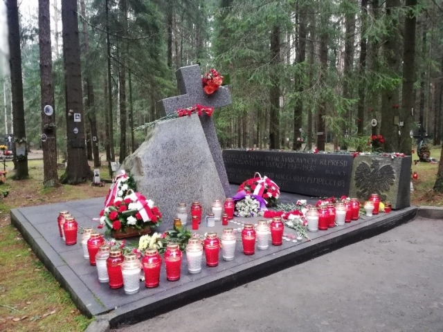 Pomnik Polaków – ofiar masowych represji rozstrzelanych w latach 1937–1938 na Cmentarzu Memorialnym zwanym Lewaszowskim Pustkowiem. 